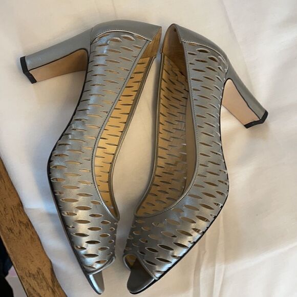 AQUATALIA GUNMETAL CUT OUT PEEPTOE SHOES. … - Picture 3 of 9